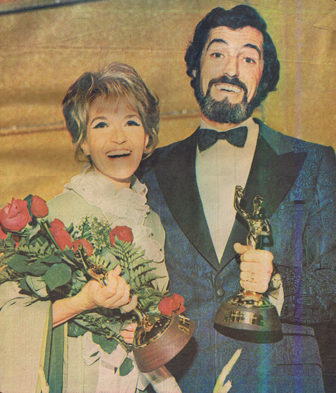 Yvan Ducharme gagnant trophée monsieur télévision en 1972 au gala méritas les berger artiste Janine Suto